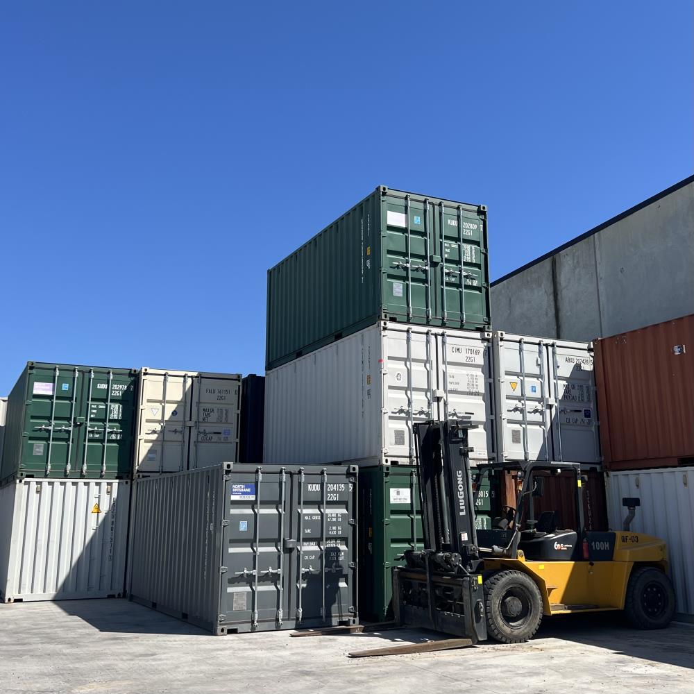 unloading of storage container from the back of a transport vehicle